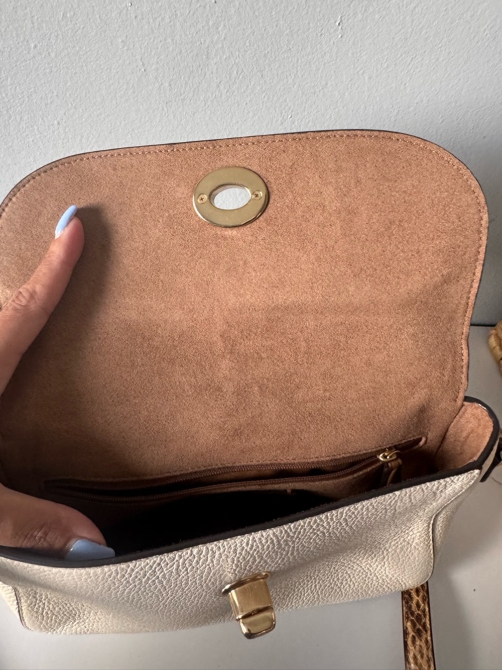 Coach Cream Leather Shoulder Bag with Gold Hardware and Snake-Print Trim - Picture 4 of 5